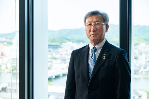 取締役頭取　長岡一彦